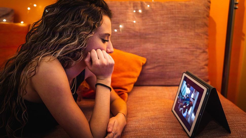 Frau streamt über das iPad - Foto: Wunderweib