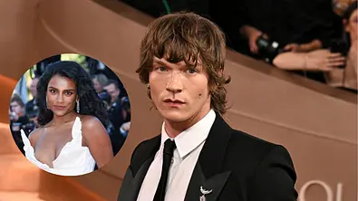 Connor Storrie auf einem Red Carpet. In einer Bubble links von ihm sieht man Simone Ashley in einem weißen Trägerkleid - Foto: IMAGO / ABACAPRESS / ABACAPRESS