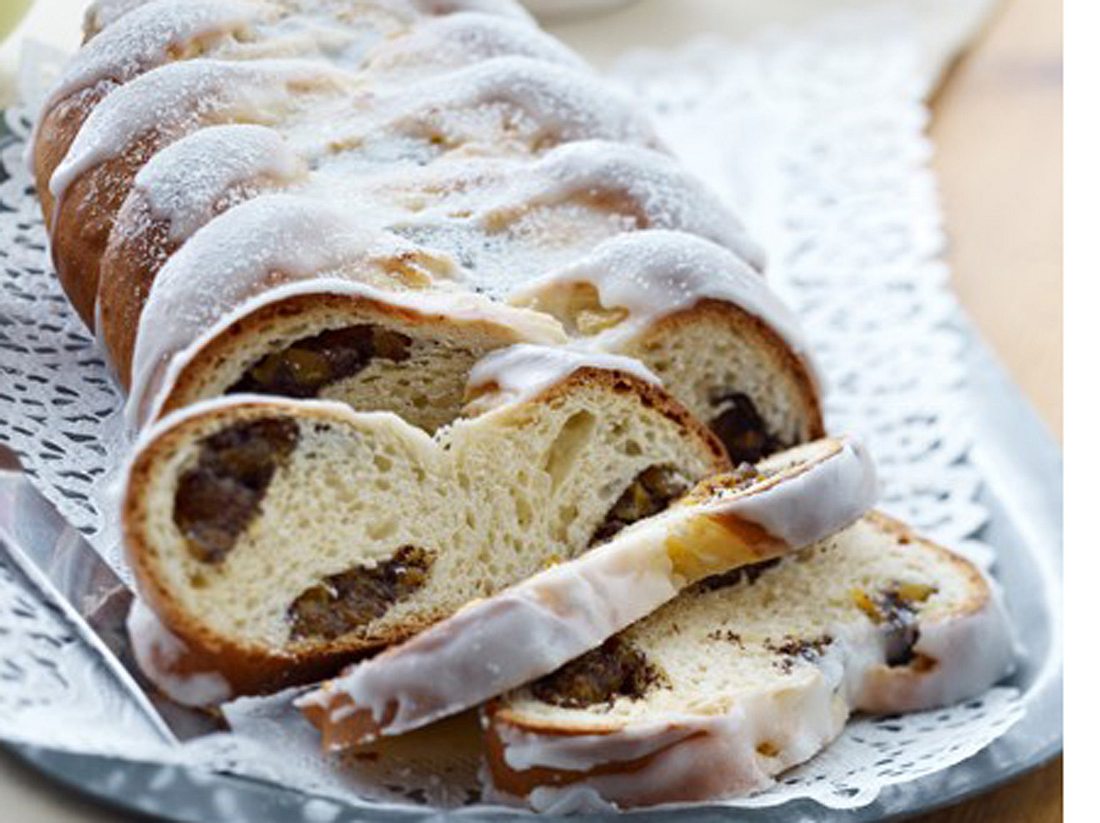 Hefezopf mit Mohnfüllung.