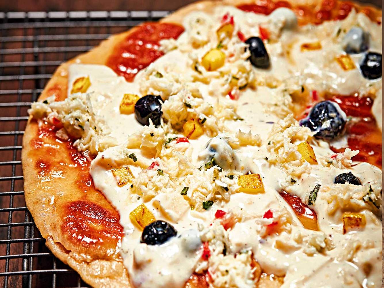 Zum Abschluss des veganen Grillfestes gibt es Pizza - aber mit Karamell! Zum Abschluss des veganen Grillfestes gibt es Pizza - aber mit Karamell!