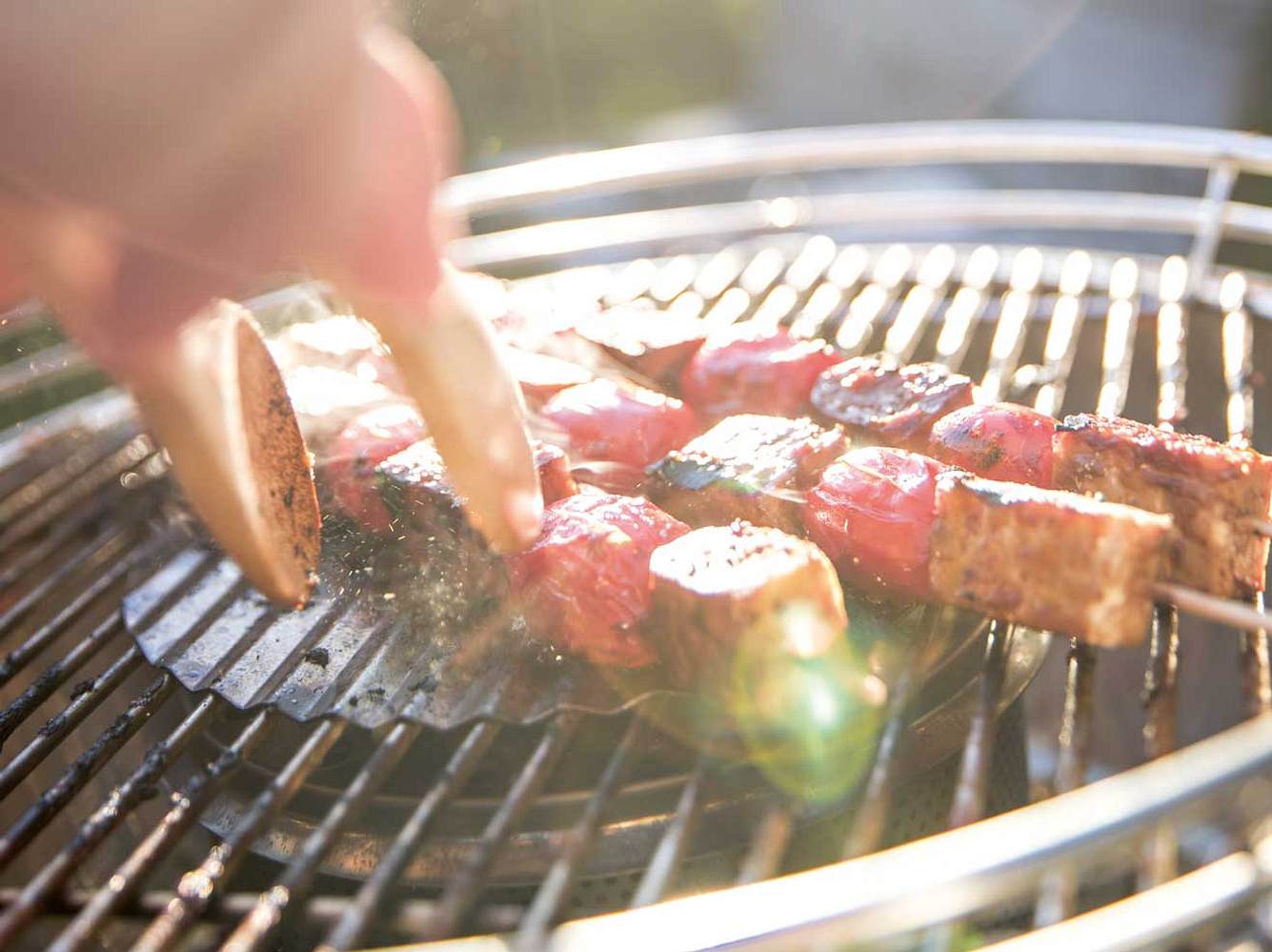 Spieße können auch vegan sein - mit Paprika und Tempeh zum Beispiel! Spieße können auch vegan sein - mit Paprika und Tempeh zum Beispiel!