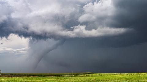 In Deutschland sind in den kommenden Tagen sogar Tornados möglich. - Foto: mdesigner125/istock