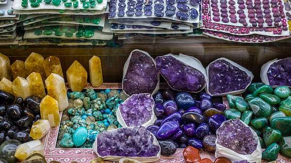 Heilsteine: So wirken Amethyst, Saphir und Co. - Foto: iStock/ annaorl