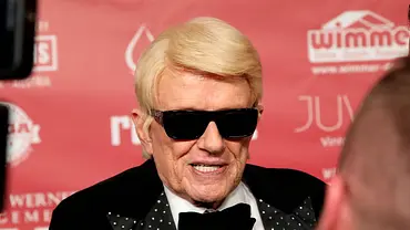 Schlagersänger Heino mit schwarzer Sonnenbrille und Fliege bei einem öffentlichen Auftritt auf dem roten Teppich. - Foto: IMAGO / Future Image Schlagersänger Heino mit schwarzer Sonnenbrille und Fliege bei einem öffentlichen Auftritt auf dem roten Teppich. - Foto: IMAGO / Future Image