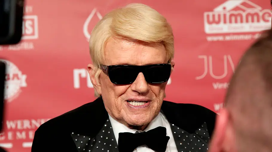Heino Schlagersänger Heino mit schwarzer Sonnenbrille und Fliege bei einem öffentlichen Auftritt auf dem roten Teppich.