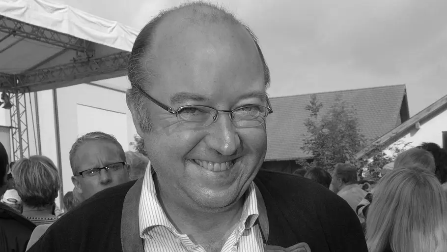 Heinrich Stadler Schauspieler Heinrich Stadler, hier bei einem Set-Besuch im Jahr 2010, lächelt in die Kamera.