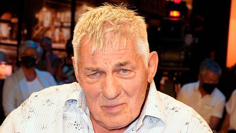 Hinter dem wunderschönen Familienfoto von Heinz Hoenig und seiner Frau Annika steckt ein Baby-Drama... - Foto: IMAGO / Future Image