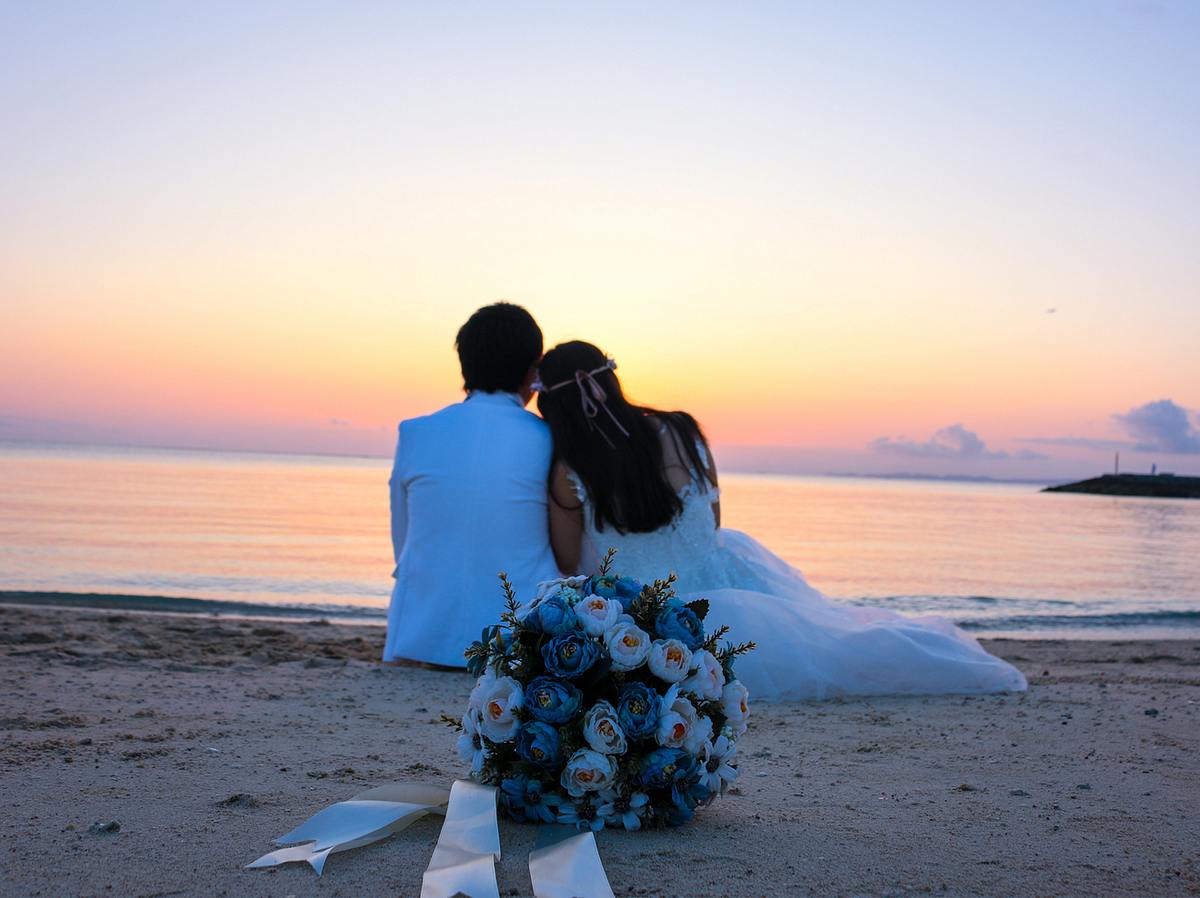 Traumhochzeit am Meer: Wir verraten, an was du bedenken musst, wenn du am Strand heiraten möchtest.