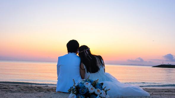 Traumhochzeit am Meer: Wir verraten, an was du bedenken musst, wenn du am Strand heiraten möchtest. - Foto: iStock
