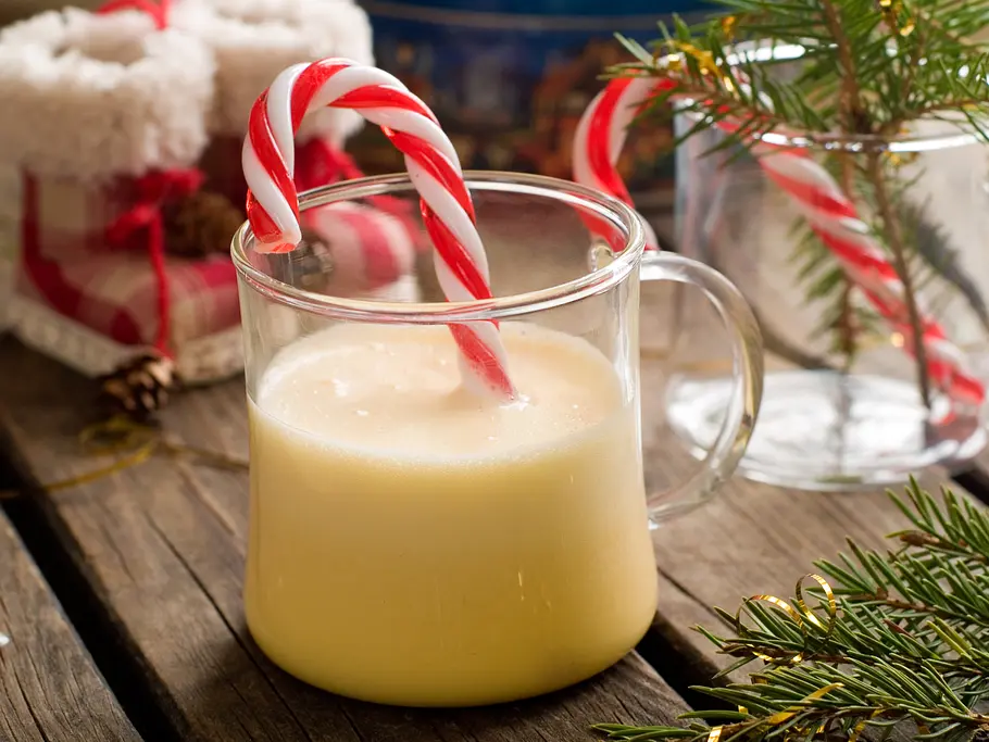 Heiße Oma Cocktail mit Zuckerstange dekorieren Heiße Oma Cocktail mit Zuckerstange dekoriert