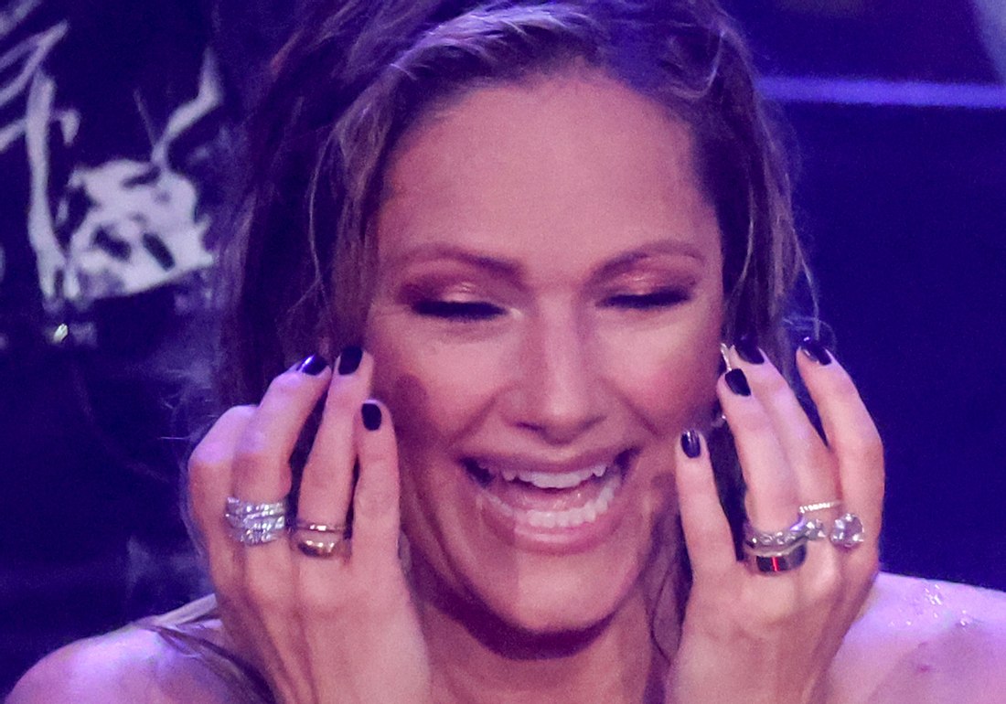 Helene Fischer Superstar Helene Fischer steht zwischen den Stühlen. Sie muss sich entscheiden...