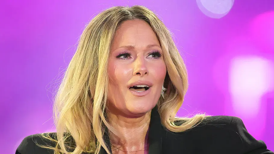 Helene Fischer Helene Fischer trägt einen schwarze Blazer, sie hat den Mund leicht geöffnet und blickt nach vorne.