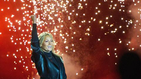 Helene Fischer posiert vor einem Feuerwerk. - Foto: IMAGO / Action Pictures sind die Credits