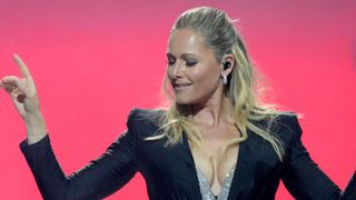 Helene Fischer trägt glitzernde Creolen bei einem ihrer Auftritte. - Foto: IMAGO/Future Image