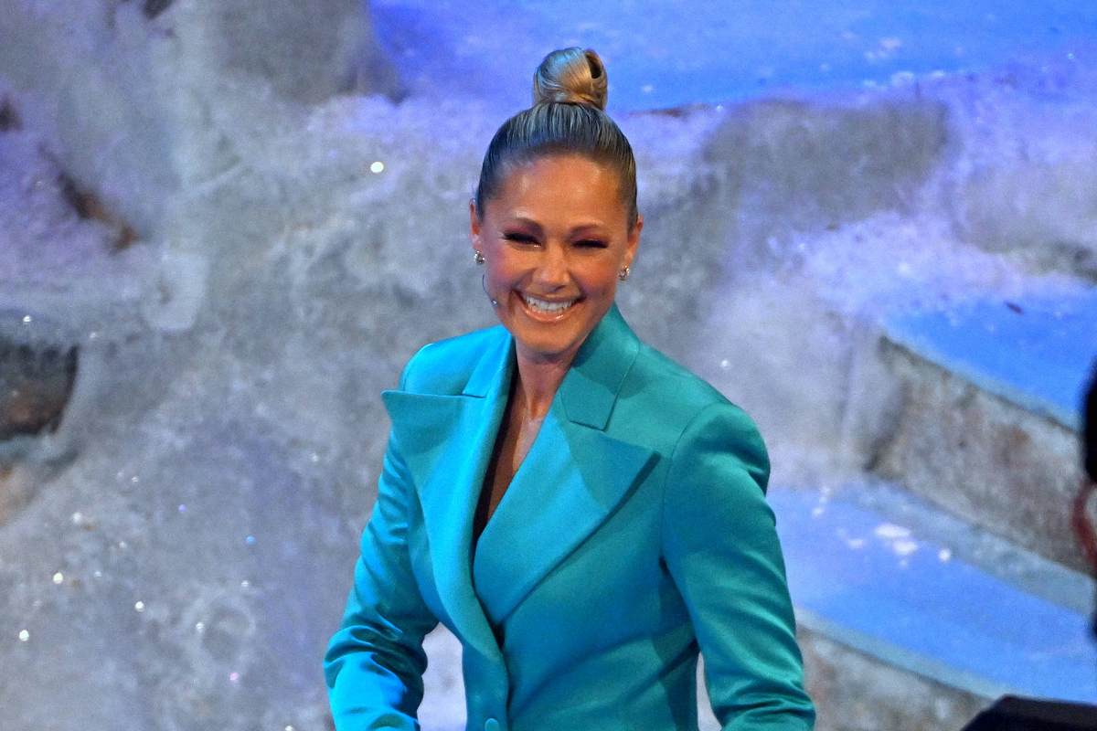 Helene Fischer lächelt in einem türkisen Hosenanzug