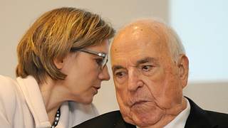 Helmut Kohl († 87): So hinterhältig attackiert Witwe Maike seine Söhne - Foto: IMAGO / epd