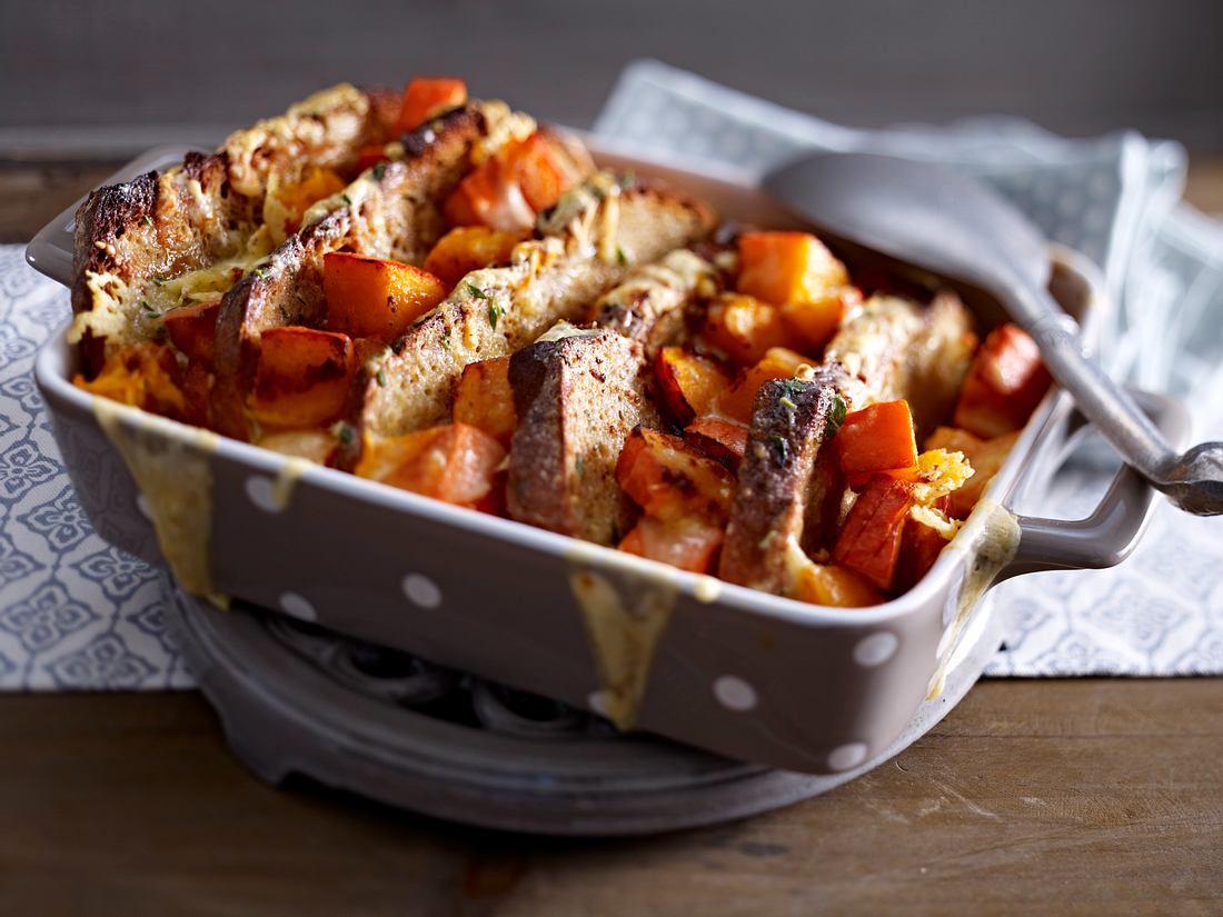 Herbstlicher Brotauflauf - vegetarisch mit Kürbis Herbstlicher Brotauflauf - vegetarisch mit Kürbis