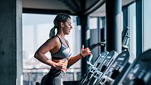 Frau beim Herz-Kreislauf-Training - Foto: nortonrsx/iStock