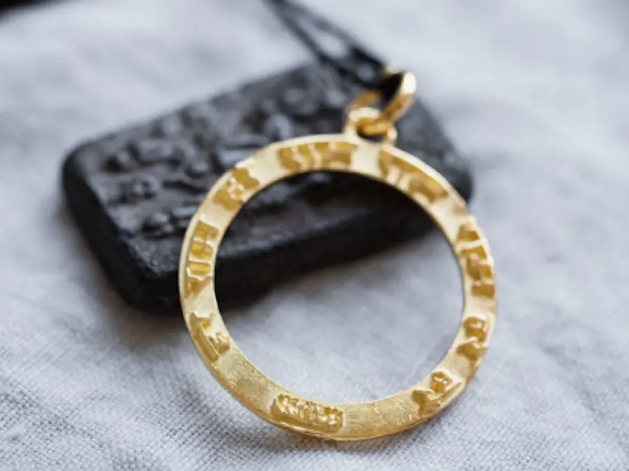 Die Krishna-Mantra-Kette gehört zum indischen Schmuck Die Krishna-Mantra-Kette gehört zum indischen Schmuck