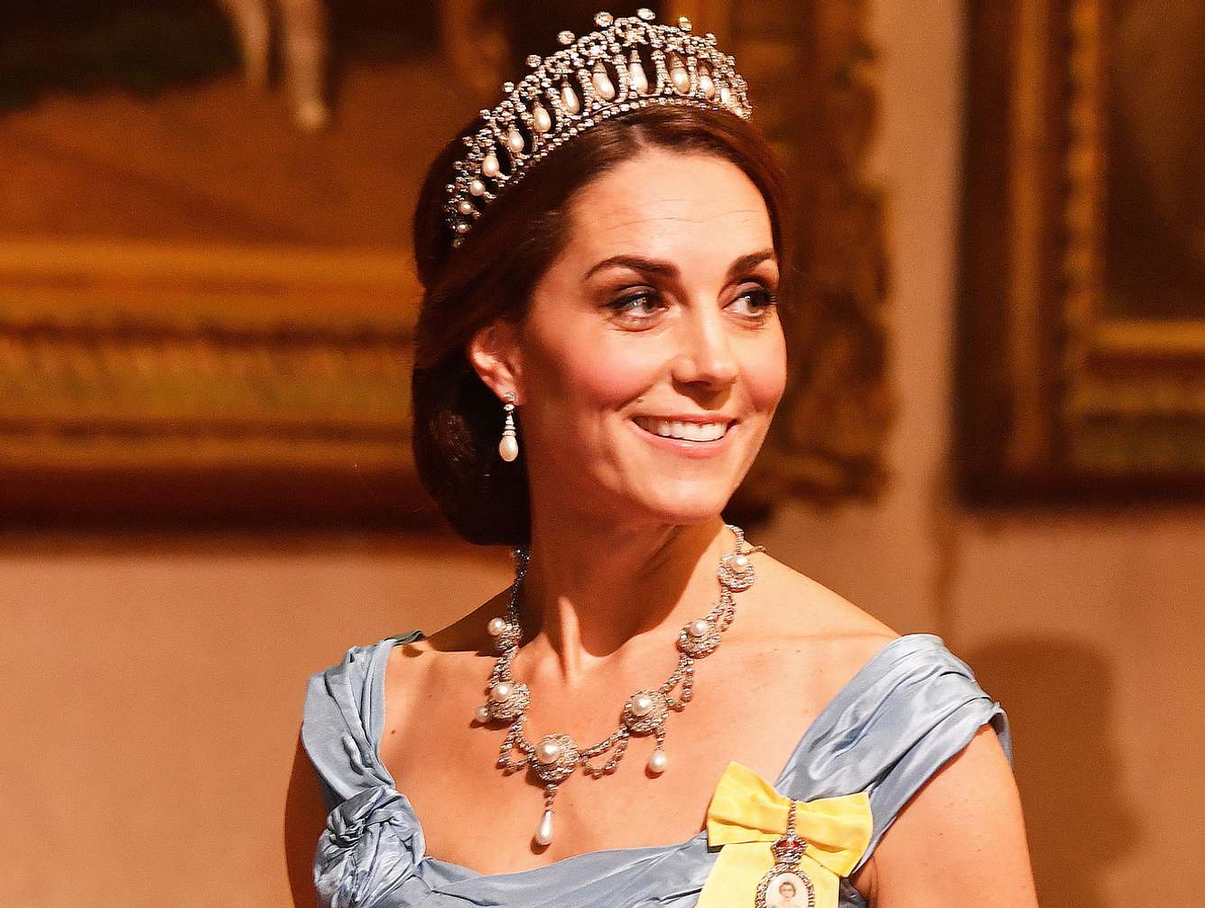 Herzogin Kate ist der Hingucker des Abends. Herzogin Kate trägt die Lieblings-Tiara von Prinzessin Diana.
