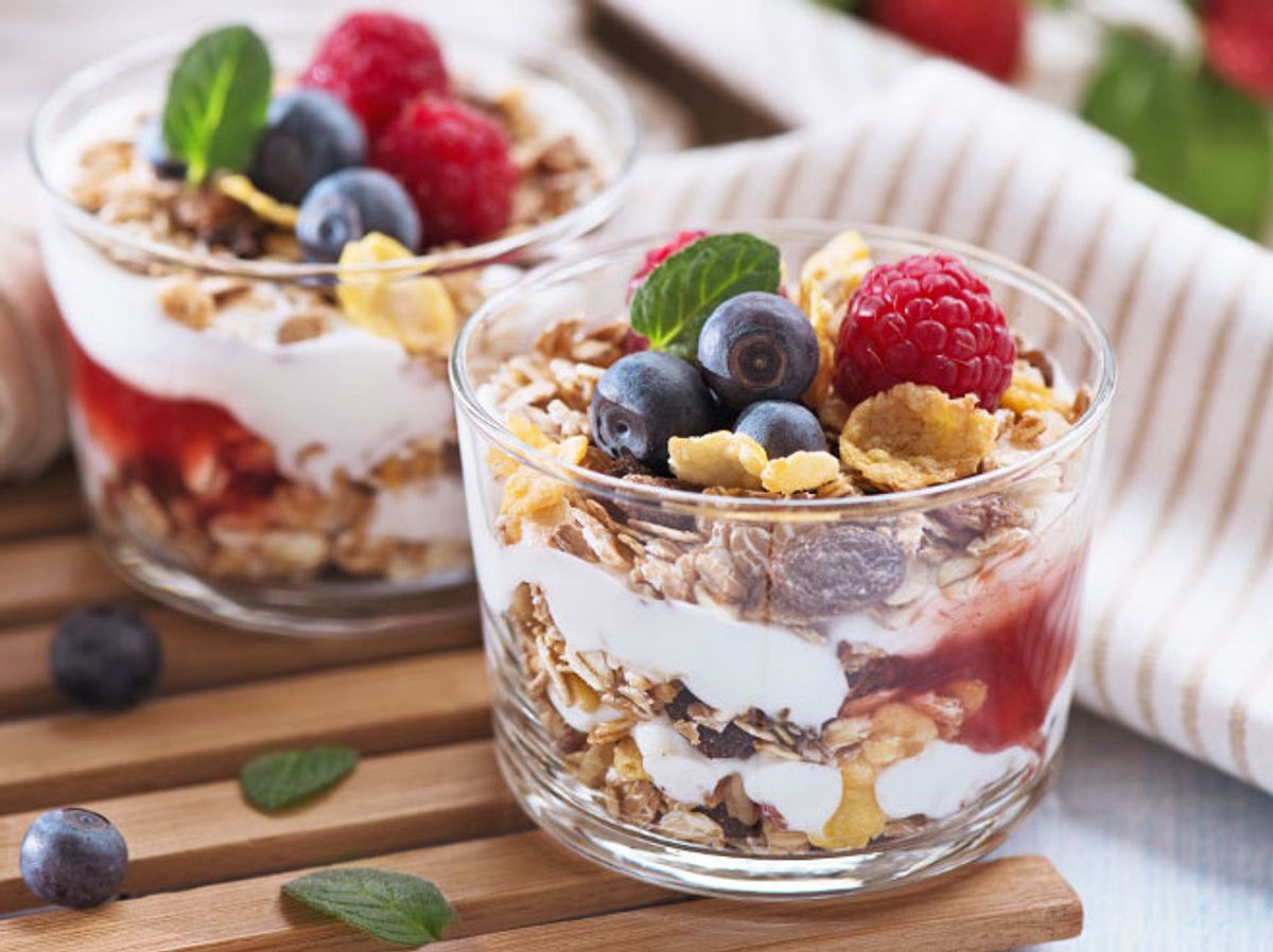 Himbeer-Granola-Joghurt liefert dir  wichtige Ballaststoffe und Kalorienkiller wie Magnesium, Kalium und Eisen.