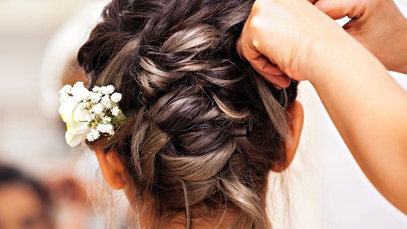 Hochsteckfrisur Hochzeit: Die schönsten Styles für Bräute - Foto: Getty Images/ bfk92