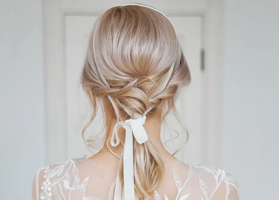 Verspielte Hochsteckfrisur Brautfrisuren für mittellange Haare