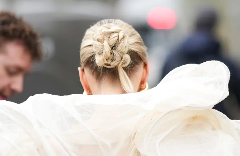Elegante Hochsteckfrisur für die Hochzeit Hochgesteckte Brautfrisuren für mittellanges Haar