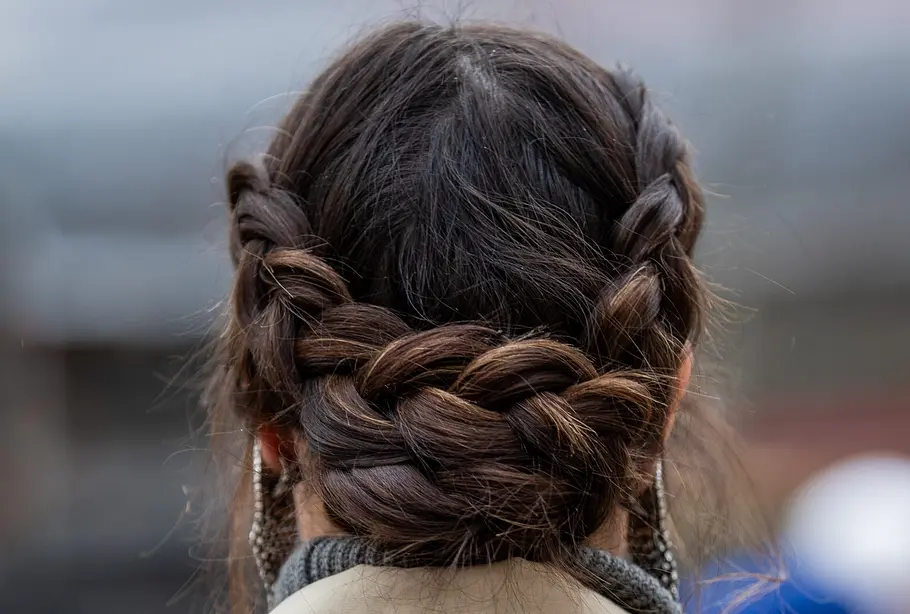 Lange Haare hochstecken: Crown Braids Die schönsten und einfachsten Hochsteckfrisuren für lange Haare zum Nachstylen