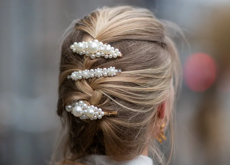 Mit Haarspangen eine einfache Hochsteckfrisur für lange Haare kreieren Die schönsten und einfachsten Hochsteckfrisuren für lange Haare zum Nachstylen