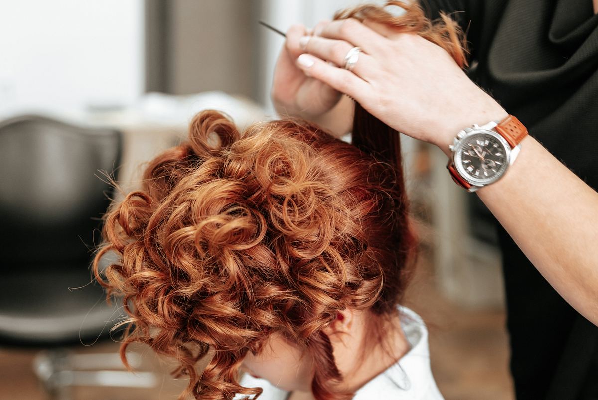 Wir zeigen einfache Hochsteckfrisuren für Locken mit Anleitung. 