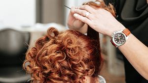 Wir zeigen einfache Hochsteckfrisuren für Locken mit Anleitung.  - Foto: Getty Images/	mladenbalinovac