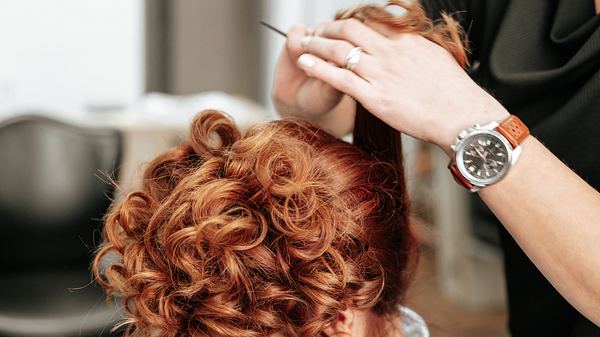 Wir zeigen einfache Hochsteckfrisuren für Locken mit Anleitung.  - Foto: Getty Images/	mladenbalinovac