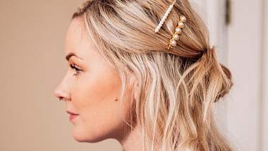 Diese genialen Hochsteckfrisuren für mittellange Haare sollte jede Frau kennen! - Foto: knape/iStock