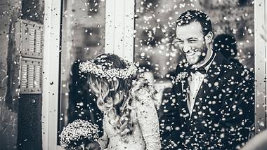 Die Hochzeit soll unvergesslich werden - aber kann auch ganz schön viel kosten. - Foto: iStock