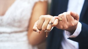 Diese 3 Sternzeichen werden 2022 heiraten! - Foto: PeopleImages/iStock