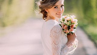 Schuhe, Schleier, Haarschmuck für die Brautfrisur: Hier findest du die schönsten Hochzeitsaccessoires für eine zauberhaft schöne Braut! - Foto: iStock