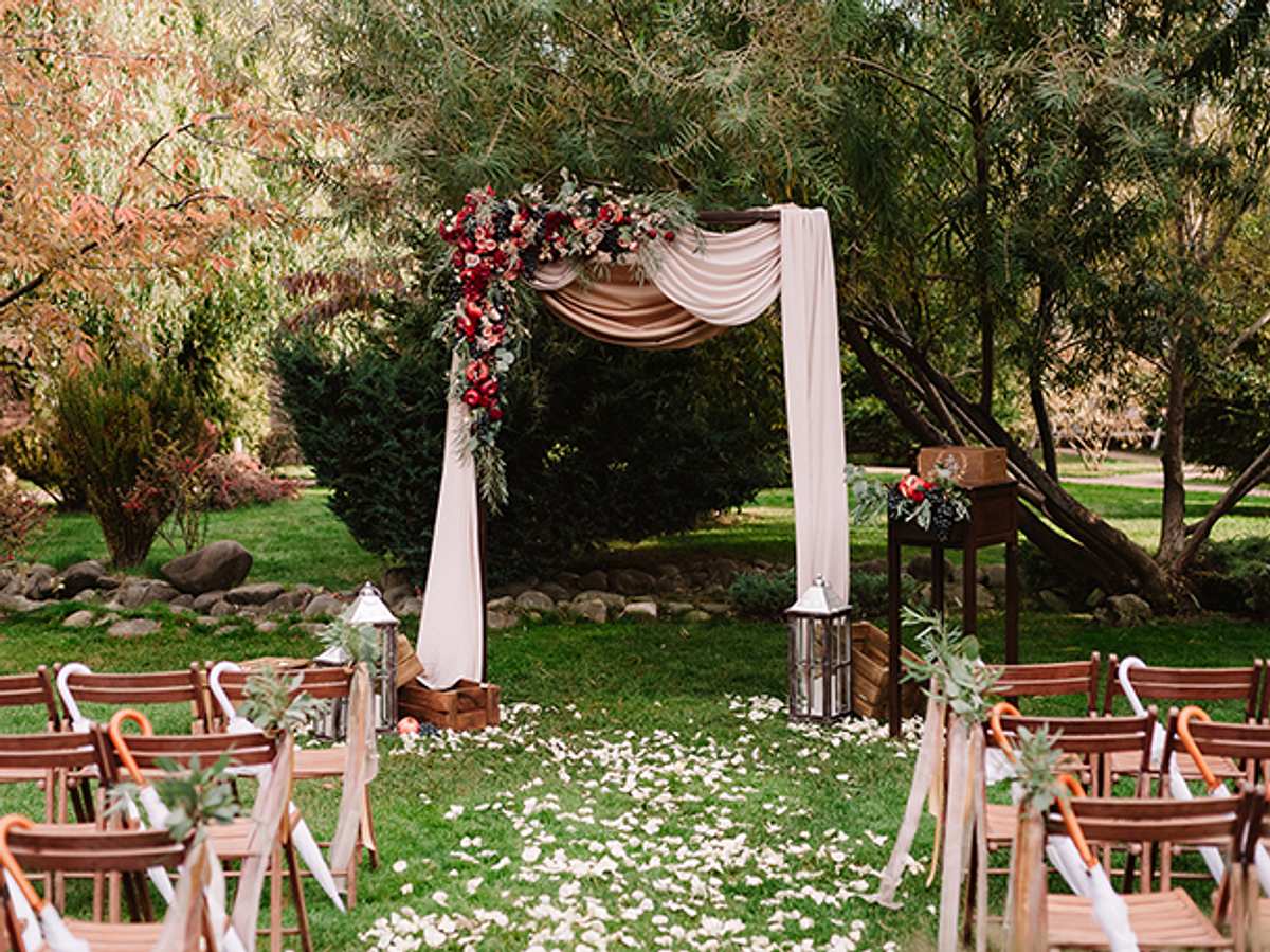 Gartenhochzeit mit Hochzeitsbogen