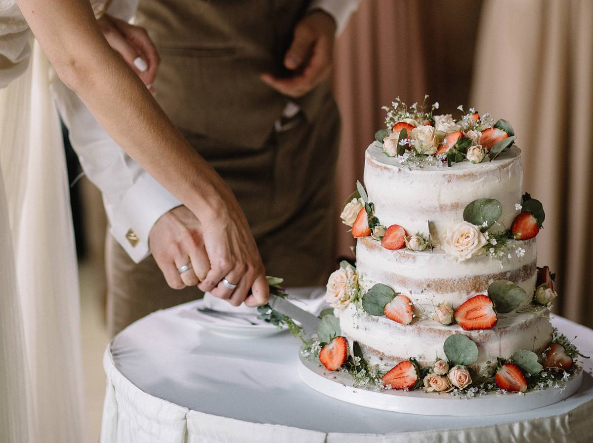 Das Anschneiden der Hochzeitstorte ist ein alter Brauch.