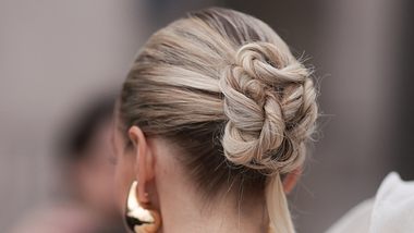 Von hochgesteckt bis offen: Die schönsten Brautfrisuren für langes Haar - Foto: Jeremy Moeller/Getty Images