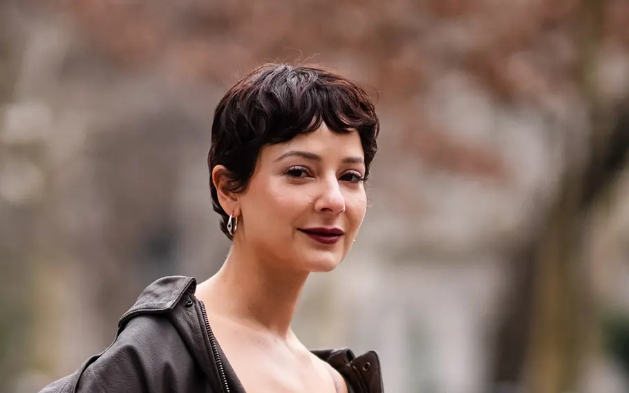 Frisur zur Hochzeit für kurze Haare als Gast mit Klammern Kurzhaarfrisuren als Hochzeitsgast: Klassischer French Pixie Cut