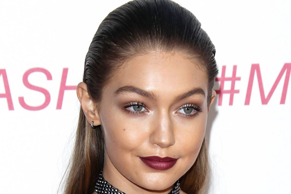 Gigi Hadid trägt beim Maybelline New York Beauty Bash einen offenen Sleek-Look.