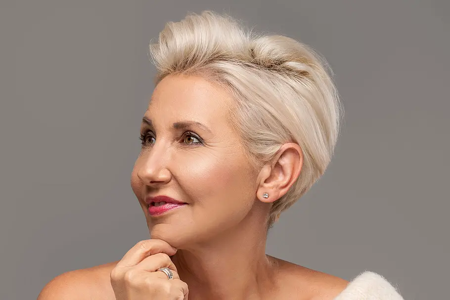 Blonde Frau trägt Kurzhaarfrisur mit Tolle.