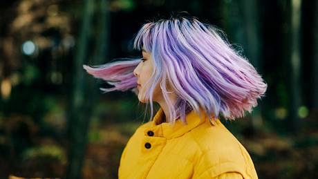 Der Holographic Haartrend spielt mit unterschiedlichen Farbnuancen - Foto: iStock/wayra
