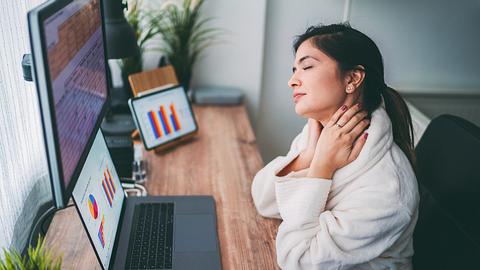 Homeoffice Rückenschmerzen - Foto: iStock/martin-dm
