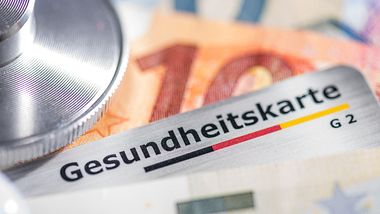 Gesundheitskarte mit Banknoten und Stethoskop - Foto: Lothar Drechsel / iStock