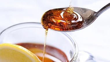 Ist Honig gesünder als Zucker? Wir gehen den 7 größten Gesundheitsmythen mit Stiftung Warentest auf den Grund. - Foto: iStock