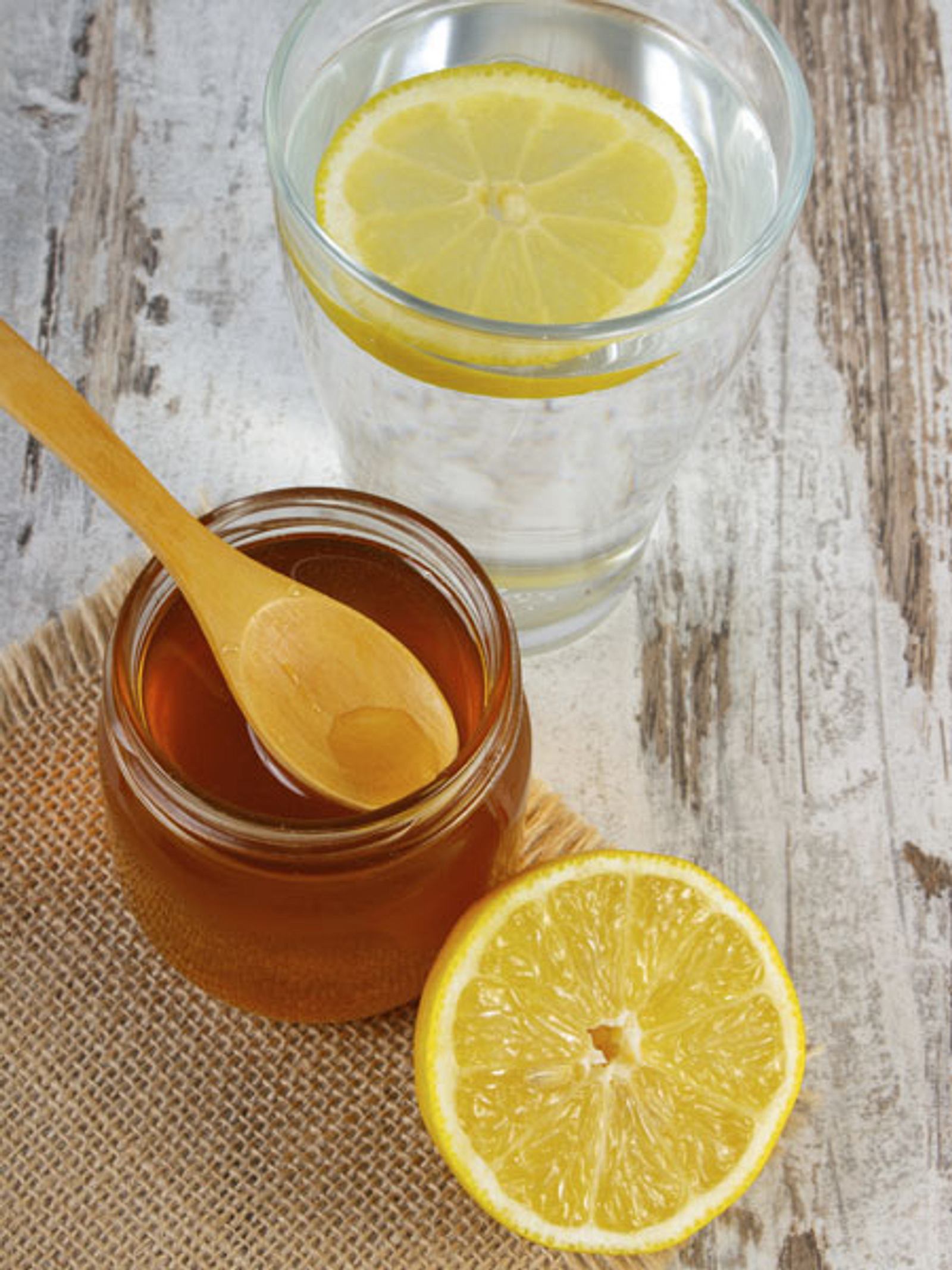 Вода с лимоном и медом польза. Вода с лимоном и медом. Вода с лимоном и медом натощак. Лимонная вода с медом на белом столе. Лимон и мед утром.