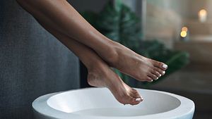 Hornhaut an den Füßen: So bekommst du die harten Stellen weg - Foto: iStock/ PeopleImages 
