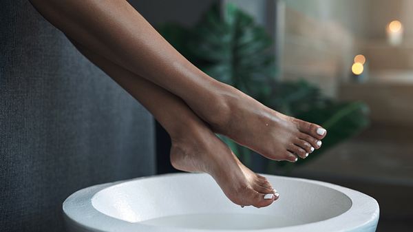 Hornhaut an den Füßen: So bekommst du die harten Stellen weg - Foto: iStock/ PeopleImages 